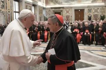 Papa-Francisco-Cardenal-Becciu-Vatican-Media-09022023.jpg
