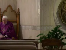 O Papa durante a Missa em Santa Marta.