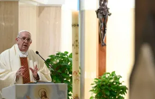 O Papa Francisco celebra a Missa em Santa Marta.