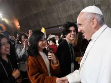 Papa cumprimenta os jovens na Catedral de Tóquio.
