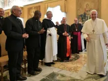 Papa Francisco com os membros da Comissão Teológica Internacional. Crédito: Vatican Media