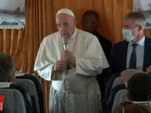 Papa Francisco responde a uma pergunta da imprensa.