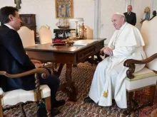 Primeiro-ministro italiano Giuseppe Conte com o Papa Francisco. Crédito: Vatican Media