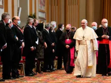 O Papa Francisco saúda os embaixadores credenciados junto à Santa Sé.