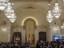 Autoridades romenas escutam o discurso do Papa.