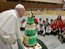 Papa Francisco com as crianças.