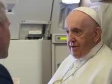 Papa Francisco no voo de volta do Cazaquistão para Roma.