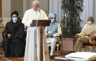 O papa Francisco discursa no encontro sobre fé e ciência 