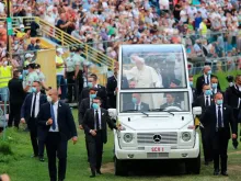 Papa Francisco chega ao Estádio Lokomotiva.