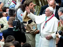 Papa Francisco no encontro com jovens escoteiros na Sala Paulo VI, em 3 de agosto. Crédito: Daniel Ibáñez