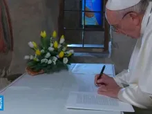 Papa Francisco assina a Carta Apostólica.