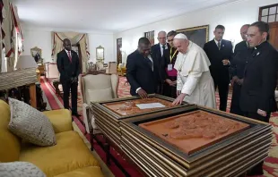 Papa assina no Livro de Honra do Palácio Presidencial de Moçambique.