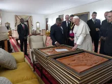 Papa assina no Livro de Honra do Palácio Presidencial de Moçambique.