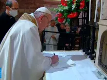 O Papa Francisco assina em Assis a Encíclica Fratelli tutti.