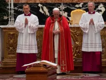 Papa Francisco no funeral do Cardeal Grech.
