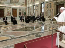 O papa discursa a grupo ecumênico de teólogos 