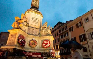 O Papa Francisco reza no monumento à Imaculada Conceição.