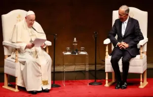 Papa Francisco e o presidente português Marcelo Rebelo de Sousa ontem (2) no Centro Cultural de Belém em Lisboa, Portugal. - Crédito: Daniel Ibáñez