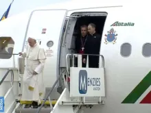 Papa Francisco chega à capital da Romênia.