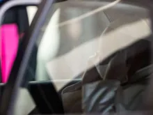 O Papa Francisco coloca a máscara no final da Audiência.