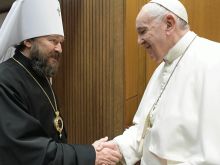 Papa com o chefe das Relações Exteriores do Patriarcado de Moscou