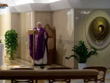 Papa celebra Missa na Casa Santa Marta.