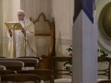 O Papa celebra a Missa na Casa Santa Marta.