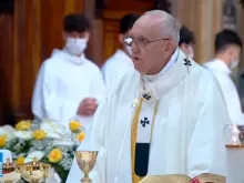 Papa na missa pelo DOmingo da Divina Misericórida em Roma.