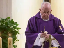 O Papa celebra a Missa na Casa Santa Marta.
