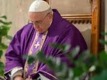 Papa Francisco reza durante a Missa celebrada em Santa Marta.