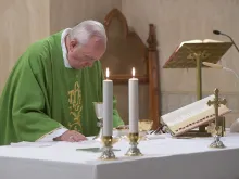 Papa Francisco celebra Missa na Casa Santa Marta.