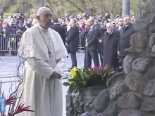 Papa Francisco diante do monumento pelas vítimas do comunismo na Lituânia, do lao de fora do Museu da Ocupação.