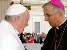 Dom Antonio Napolioni cumprimenta o Papa Francisco (Imagem de Arquivo). Crédito