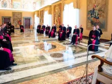 Papa Francos com os bispos franceses em março de 2020. Crédito: Vatican Media