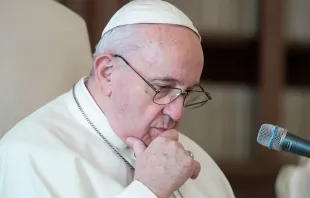 Papa Francisco em oração.
