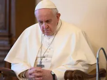 Papa Francisco em oração.