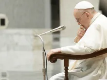 O Papa reza durante uma audiência 