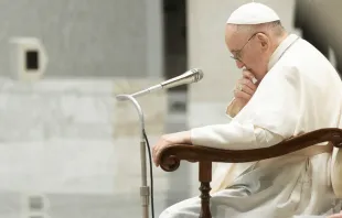 O Papa reza durante uma audiência 