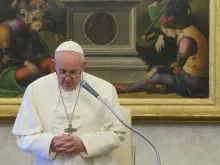 O Papa Francisco reza durante a Audiência Geral.