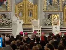 Papa Francisco na catedral ortodoxa da Romênia. Crédito: Captura de vídeo (Vatican News)