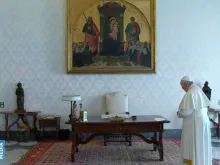 Papa durante a oração do Pai-Nosso.