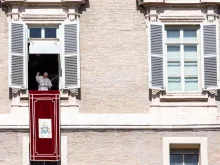 Papa Francisco abençoa os fiéis após o Ângelus.