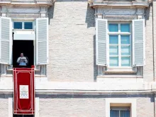 O Papa reza o Regina Coeli na Praça de São Pedro.