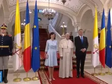 Papa Francisco junto com o presidente da Romênia e sua esposa.