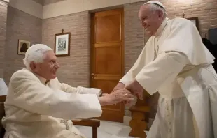 Papa Francisco visita Bento XVI (Imagem de arquivo