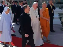 Papa caminha junto com o Patriarca Supremo dos Budistas.