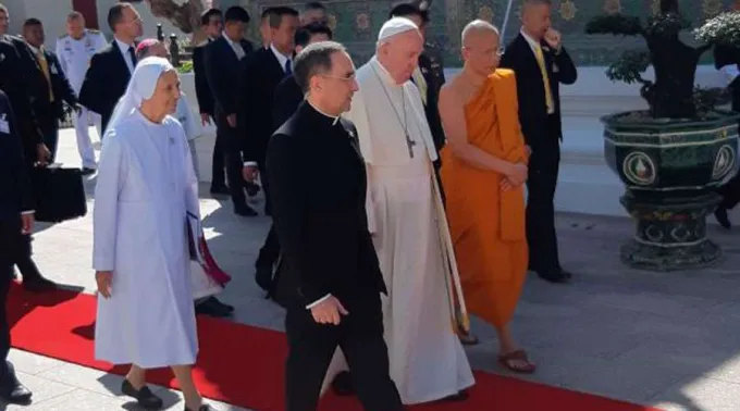 Papa-Francisco-Patriarca-Budistas-Press-Pool-Vuelo-Papal-21112019.jpg ?? 