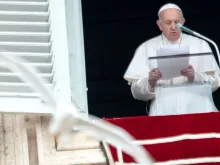 O Papa conduz a oração Regina Coeli da janela do Palácio Apostólico.