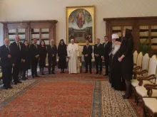 O Papa Francisco com delegações da Bulgária e da Macedônia do Norte.