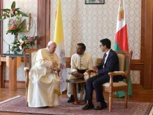 Papa conversa com o presidente de Madagascar.